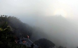 Quầng sáng kỳ ảo xuất hiện trên nóc chùa ở đỉnh Fansipan