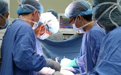 “Huyền thoại sống" Nhật Bản phẫu thuật cho một bệnh nhân bị u gan