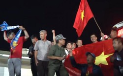 CĐV cổ vũ cuồng nhiệt trong buổi tập cuối của ĐT Việt Nam trên đất Lào