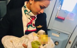 Tiếp viên hàng không cho em bé bú trên máy bay vì mẹ hết sữa