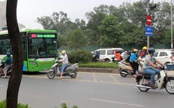 Dỡ dải phân cách phi ngược chiều, chị gái liều 'cắt mặt' buýt nhanh BRT