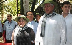 Chủ tịch Cuba thích thú quấn khăn rằn đội mũ tai bèo thăm địa đạo Củ Chi