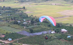 Du khách phấn khích với thể thao mạo hiểm dù lượn trên núi lửa