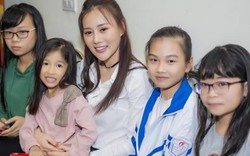 "Quỳnh búp bê" Phương Oanh về quê Hà Nam, fan đến nhà vây kín