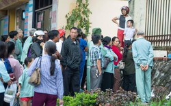 Người dân chen nhau nhìn ông Phan Văn Vĩnh và các bị cáo rời tòa