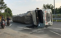 Tài xế bị thương bò ra khỏi xe container lật nhào