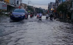 Sau cơn mưa chiều, Tân An "thất thủ" chìm trong biển nước