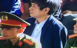 Giữa phiên xử, ông Nguyễn Thanh Hóa tăng huyết áp, phải vào phòng y tế