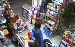 Video: Lao vào cướp cửa hàng, bị chủ hàng đánh tơi bời