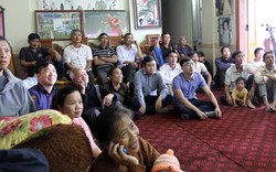 Bố mẹ Công Phượng om chè, rang lạc mời cả xóm cổ vũ ĐT Việt Nam