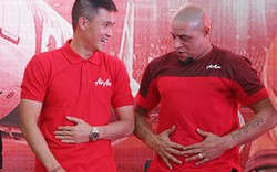 Ảnh: Danh thủ Roberto Carlos so bụng với Công Vinh tại Mỹ Đình