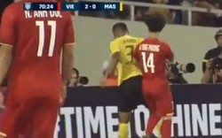 Đánh nguội Công Phượng, cầu thủ Malaysia may mắn thoát thẻ đỏ