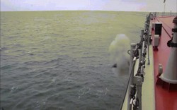 Tuần dương hạm mạnh nhất thế giới phóng tên lửa luồn dưới nước chui lên