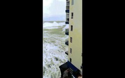 Sóng cao 12m ập vào cuốn bay ban công nhà cao tầng ở TBN