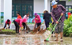 Sạt lở ở Nha Trang: Giáo viên xắn quần đẩy bùn ngày 20/11