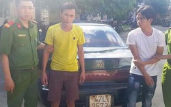 CSGT Bình Định ‘tóm gọn’ xe Camry chở 1.250 cây thuốc không giấy tờ