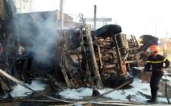 Xe bồn chở xăng đâm sập trụ điện gây cháy nhà, 6 người thiệt mạng