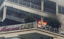 Giải cứu 6 người mắc kẹt trong vụ cháy khách sạn 10 tầng trên phố cổ
