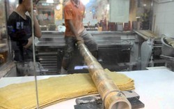 Món mì cổ truyền độc lạ của Trung Quốc làm bằng…ống tre dài 2 mét