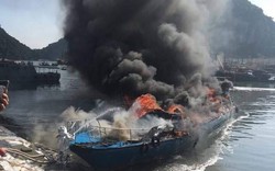 Tàu khách bốc cháy dữ dội tại cảng Cái Rồng