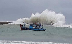 Bão số 9 gây sóng lớn ở đảo Phú Quý, Vũng Tàu nước biển dâng nhanh