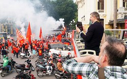 Ảnh: Khách Tây hào hứng lây khi CĐV Việt Nam đốt pháo sáng giữa phố