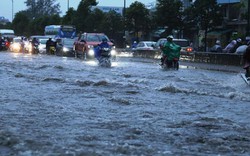 Bão số 9 lướt qua, Sài Gòn mưa “tối tăm mặt mũi”, cả thành phố như thành sông