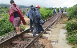 Bão số 9 biến nhiều đoạn đường ray tàu Bắc-Nam thành "cầu treo"