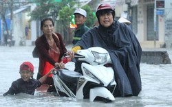 Sài Gòn mưa ngập thành sông, cây đổ đè người tử vong