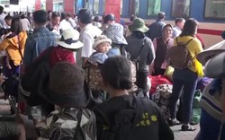 Clip: Hàng nghìn khách vạ vật ở ga Nha Trang vì đường sắt tê liệt