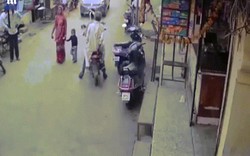 Video: Mẹ và bé trai đang đi bộ trên đường, bị xe lao tới cán qua người