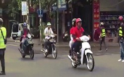 Clip: Đoàn “phượt thủ” ngang nhiên chặn ngã tư để đi như xe ưu tiên