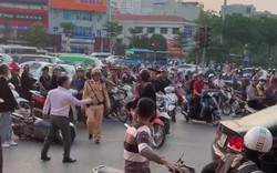 Va chạm giao thông, 2 người đàn ông "đấu võ" giữa phố Hà Nội