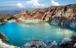 Hồ axit nước xanh như ngọc trên miệng núi lửa cao nghìn mét ở Indonesia