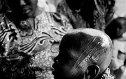 Phong tục khắc đầu trẻ em đáng sợ của bộ lạc châu Phi