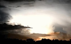 Hãi hùng bão sét "oanh tạc" trời đêm ở Australia