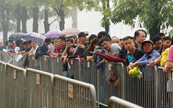 Clip: Hàng nghìn người đội mưa, nắng chờ nhận vé bóng đá mua online