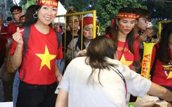 Hot girl chạy đôn chạy đáo đổi vé vào xem Việt Nam vs Philippines