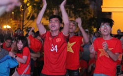Ảnh: CĐV tại Hà Nội vỡ oà với bàn thắng của tuyển Việt Nam