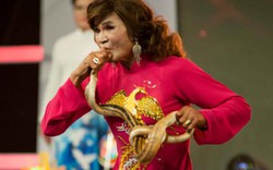 MC Thanh Bạch nhường 10 triệu cho nghệ nhân nuốt đầu rắn