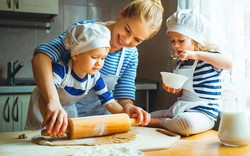 Nên dạy trẻ vào bếp càng sớm càng tốt, mẹ sẽ thấy nhiều lợi ích không ngờ