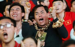 CĐV "chói lòa" nhất phố đi bộ Nguyễn Huệ đeo 13 kg vàng đi cổ vũ