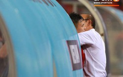 Hành động cảm động của Quang Hải với HLV Park Hang-seo sau trận