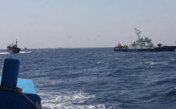Tàu Cảnh sát biển vượt sóng lớn cứu 8 ngư dân gặp nguy trên biển