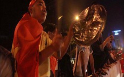 Những pha ăn mừng "bá đạo" của CĐV: Đập méo xoong, diễu cả máy cày ra phố