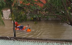 Đà Nẵng: Cứu 4 cô gái mắc kẹt trong ngôi nhà chìm sâu dưới nước