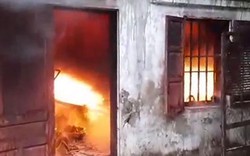 Lửa cháy dữ dội tại nhà kho hàng nghìn mét vuông phía sau chợ Vinh