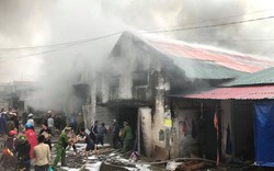 Cháy lớn ở kho hàng chợ Vinh trong cơn mưa tầm tã