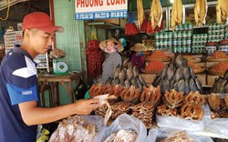 An Giang: Khắc khoải chợ bán toàn đặc sản khô, mắm Long Xuyên