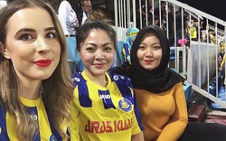 Fan nữ Malaysia thức xuyên đêm mua vé xem chung kết AFF Cup vẫn xinh tươi